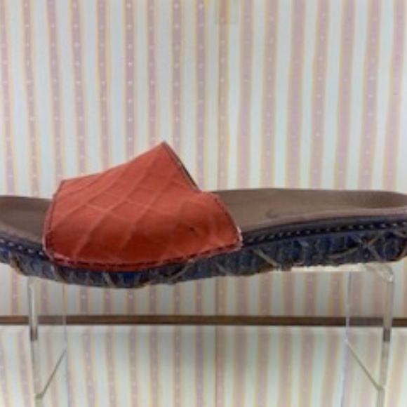 El Naturalista Orange Slides - Picture 5 of 15